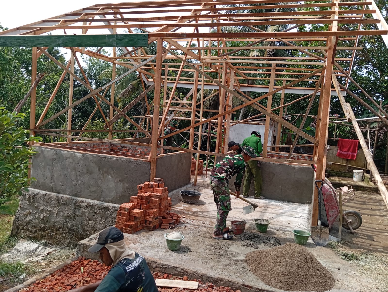 Penghargaan untuk Prajurit dan Warga, TMMD Tetap Berlanjut Meski Hujan