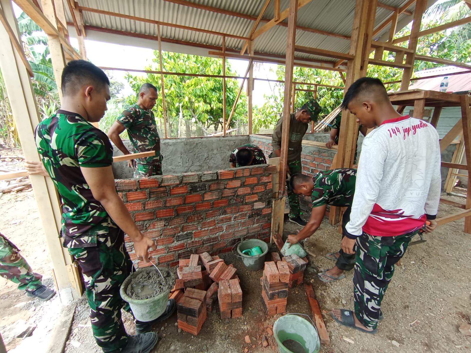 Semangat Satgas TMMD ke-130 dalam Memenuhi Target di Cuaca Buruk