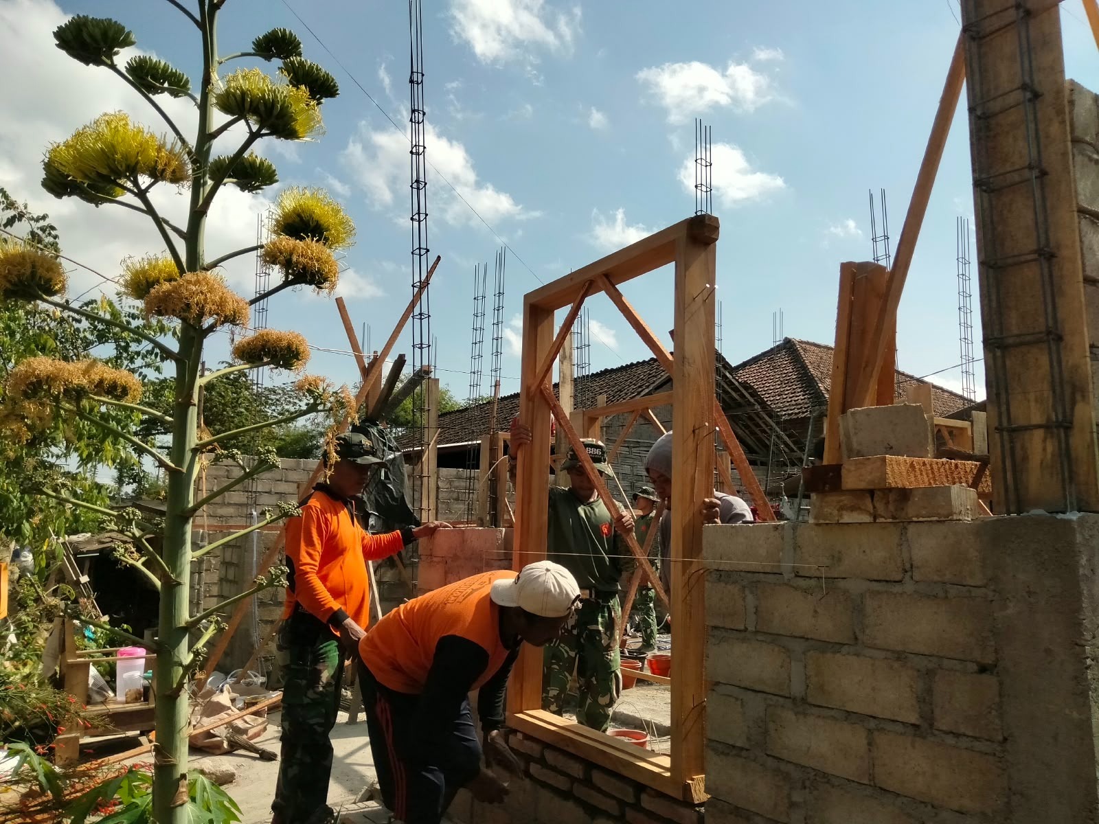 RTLH Agus Suwandi: Proses Pembangunan Menuju Tahap Kusen