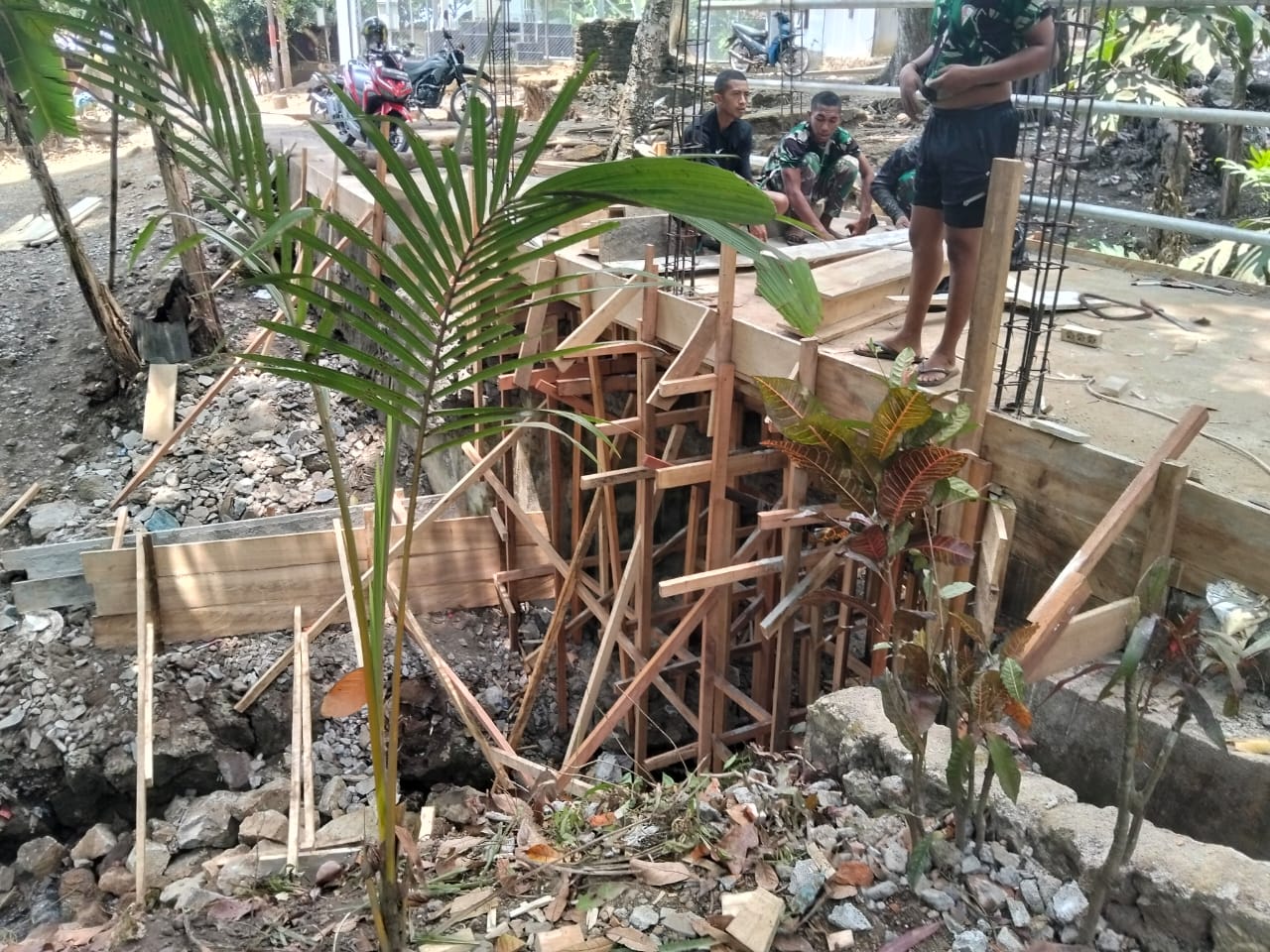 Satgas TMMD ke-130 Bangun Jembatan Aman untuk Masyarakat Ambon Satgas TMMD ke-130 Bangun Jembatan Aman untuk Masyarakat Ambon
