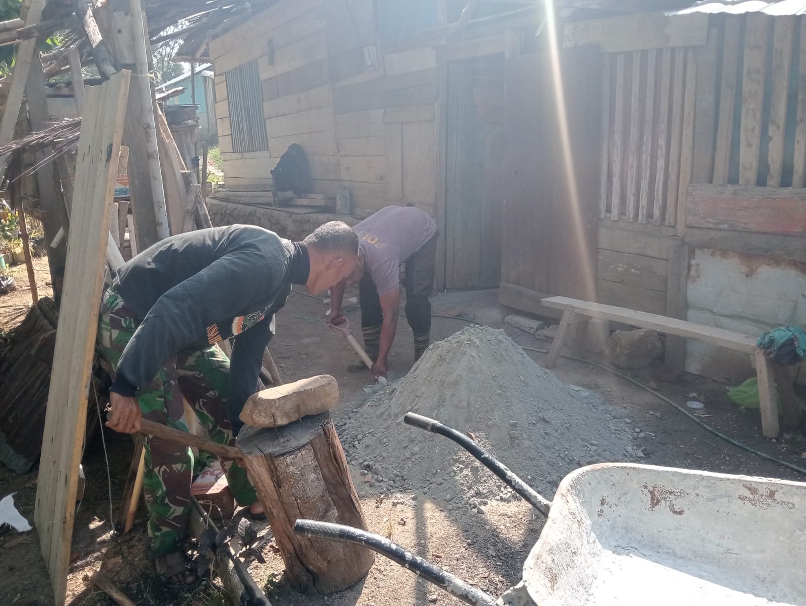 Satgas TMMD Ke-130 Kodim 1307/Poso Bangun MCK Milik Bapak Liter Karauja di Sulewana