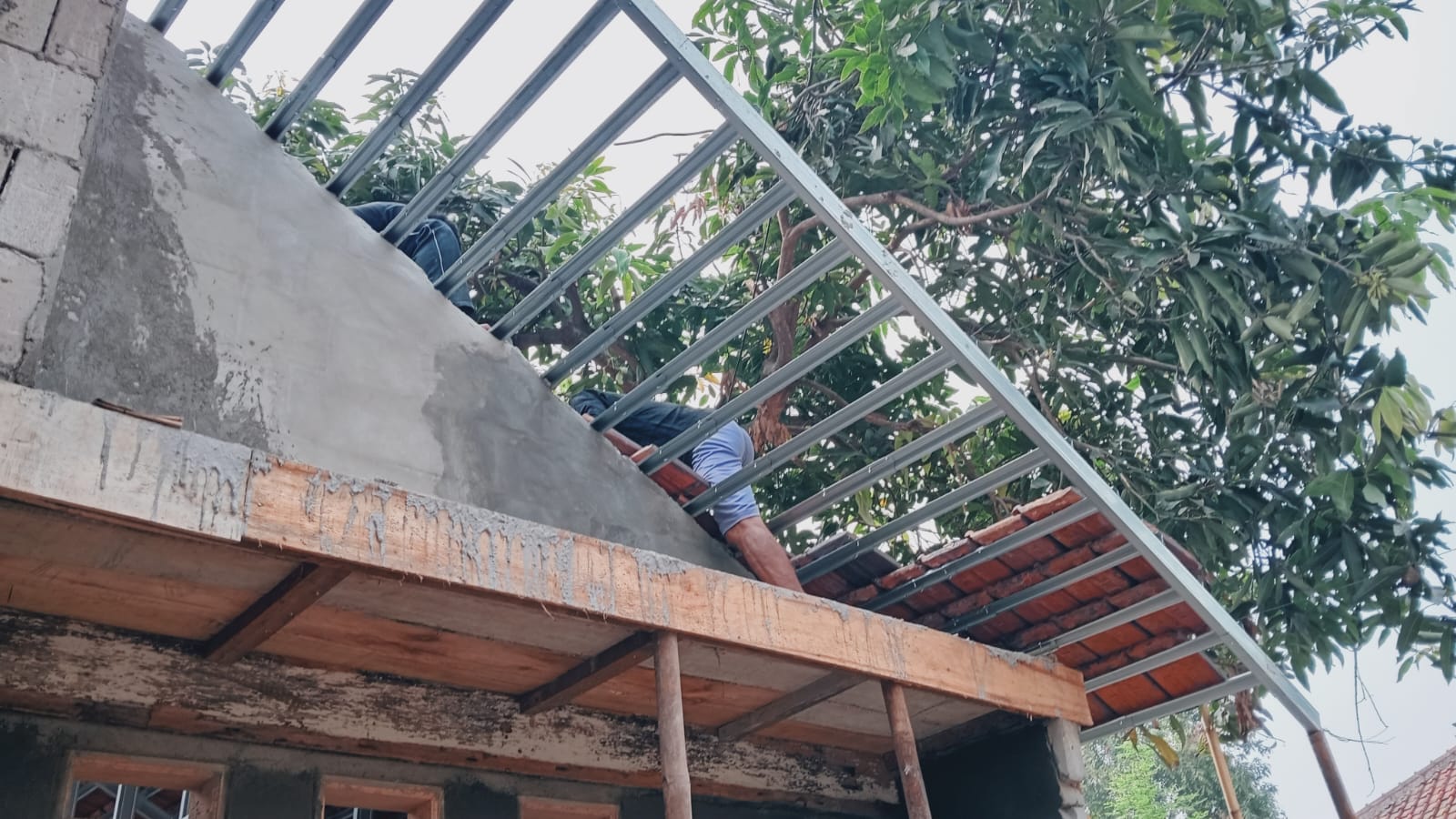Transformasi Rumah Bapak Nasir: TNI Raih Kebersamaan Melalui Gotong Royong Transformasi Rumah Bapak Nasir: TNI Raih Kebersamaan Melalui Gotong Royong
