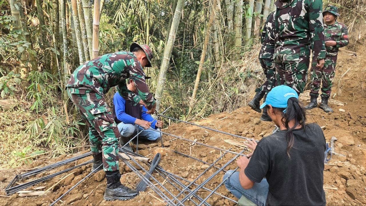 Upaya TNI Ciptakan Keamanan Wilayah dengan Dinding Penahan di Desa Taji