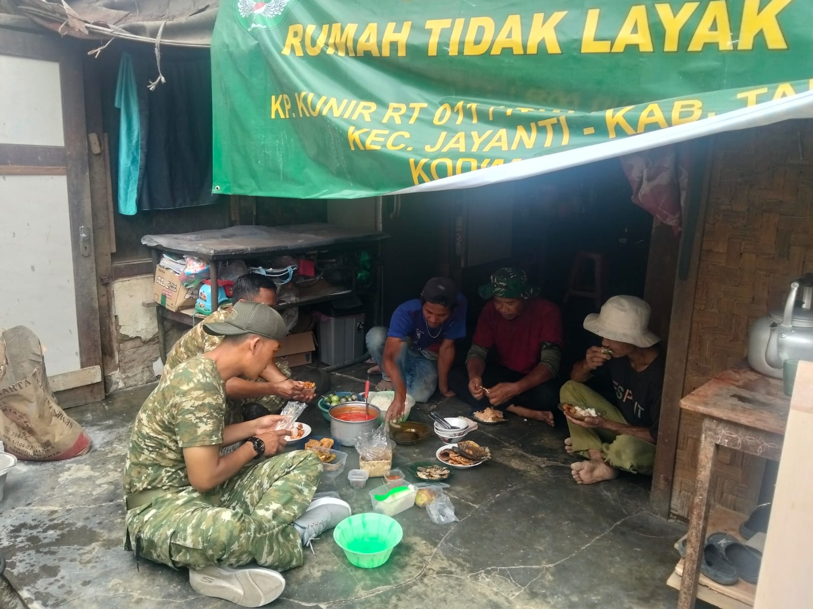 Pererat Kebersamaan, Satgas TMMD ke-130 Kodim 0510/Tigaraksa Makan Bersama di RTLH Ibu Misti