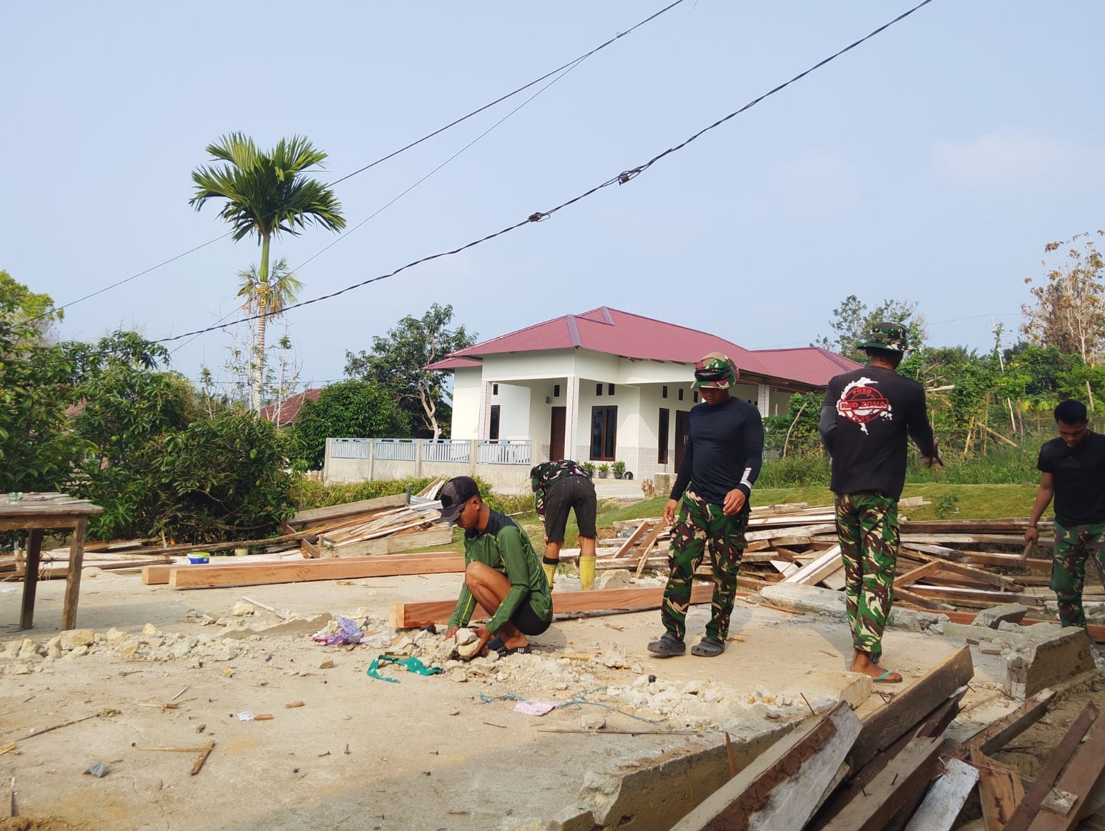 Satgas TMMD Mulai Persiapan Pembangunan RTLH untuk Bapak Jenifer di Poso Satgas TMMD Mulai Persiapan Pembangunan RTLH untuk Bapak Jenifer di Poso