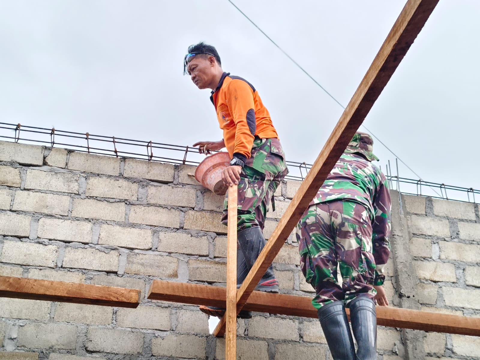 Komitmen Satgas TMMD ke-130 dalam Meningkatkan Kualitas RTLH di Desa Pojok