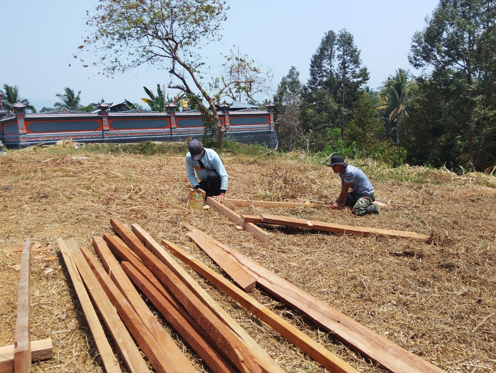Satgas TMMD ke-130 Siapkan Kayu untuk Proyek MCK Umum di Poso