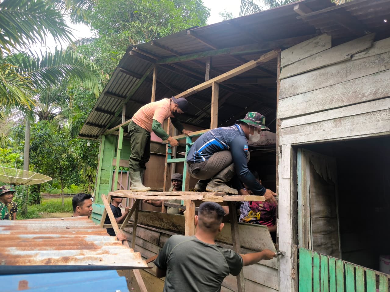 Dipimpin Serma Tusiman, Satgas TMMD ke-130 Gotong Royong Bongkar Sisi Kanan Rumah Edi Harahap
