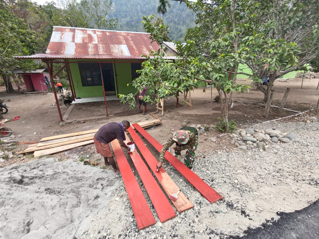 Kegiatan Rehabilitasi Rumah oleh Satgas TMMD Ke-130