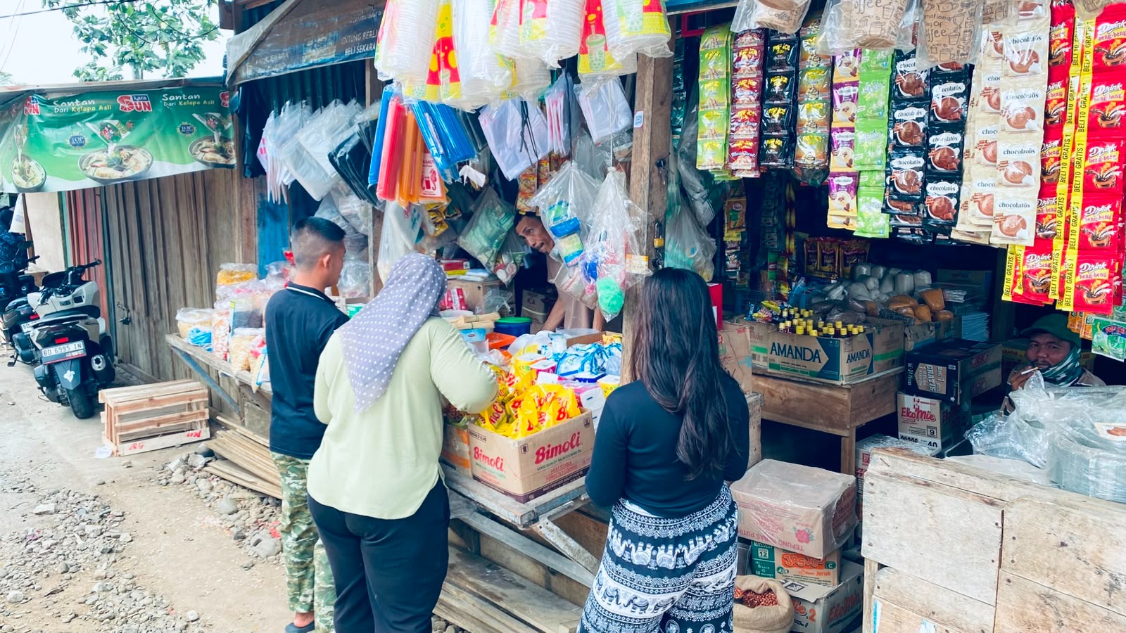 Satgas TMMD ke-130 Dorong Penjualan Pedagang Sayur dan Buah di Bengkulu Satgas TMMD ke-130 Dorong Penjualan Pedagang Sayur dan Buah di Bengkulu