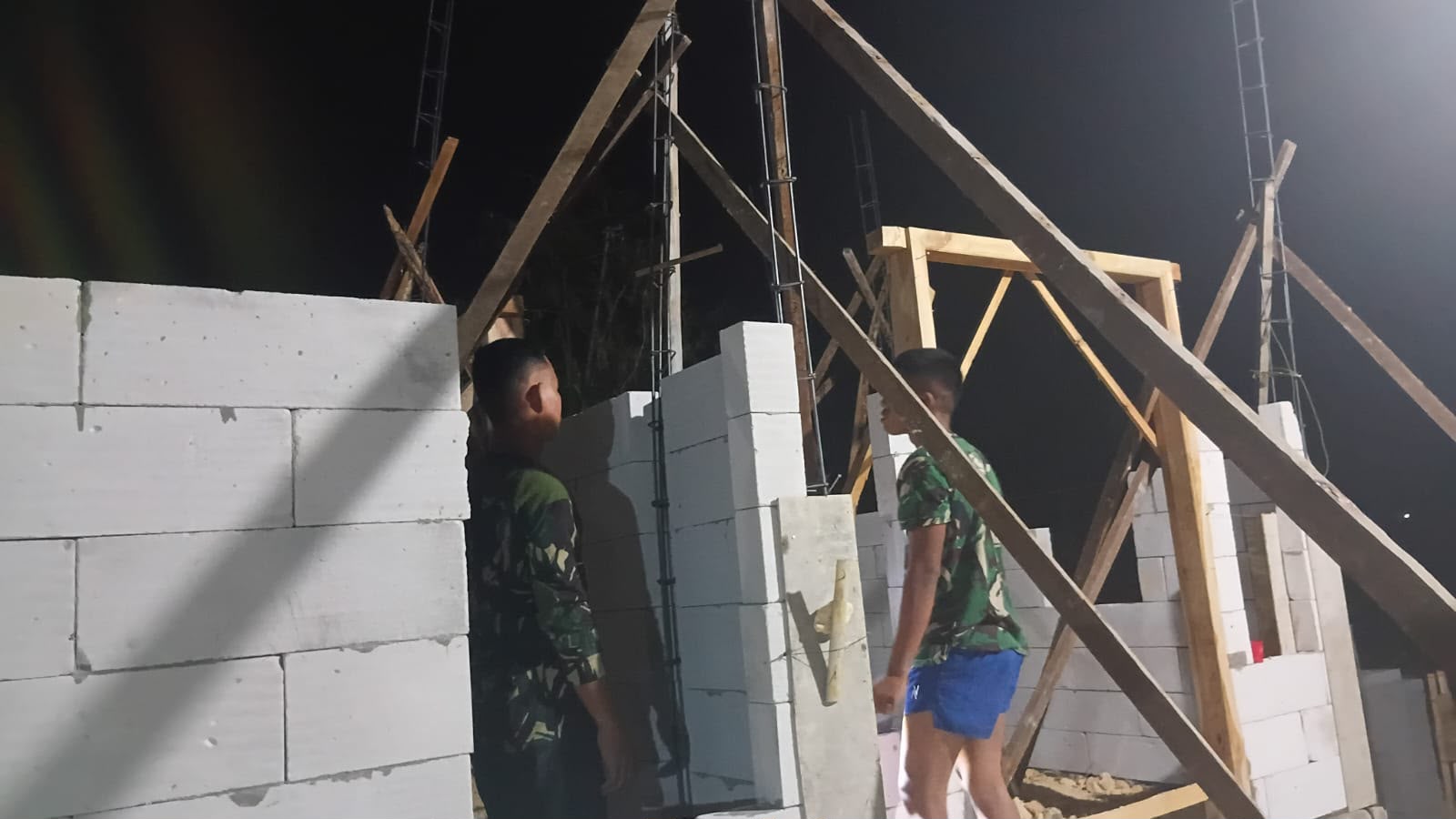 Kejar Target Penyelesaian, Satgas TMMD ke-130 Kodim 0826/Pamekasan Lembur Malam Bangun RTLH Pak Dahlawi