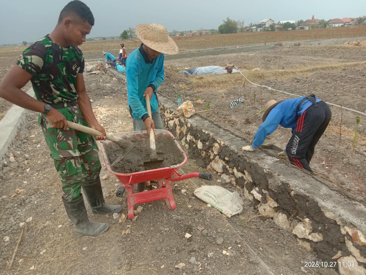 Gotong Royong di Tengah Sawah, Satgas TMMD Bangun TPT untuk Amankan Jalan Pertanian