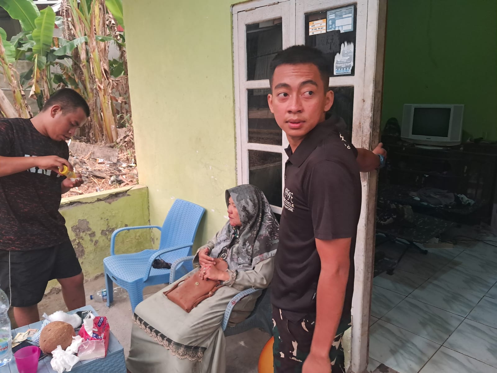 TNI Satgas TMMD Respons Cepat Bantu Ibu Sarifah Pasca Kecelakaan Berkendara