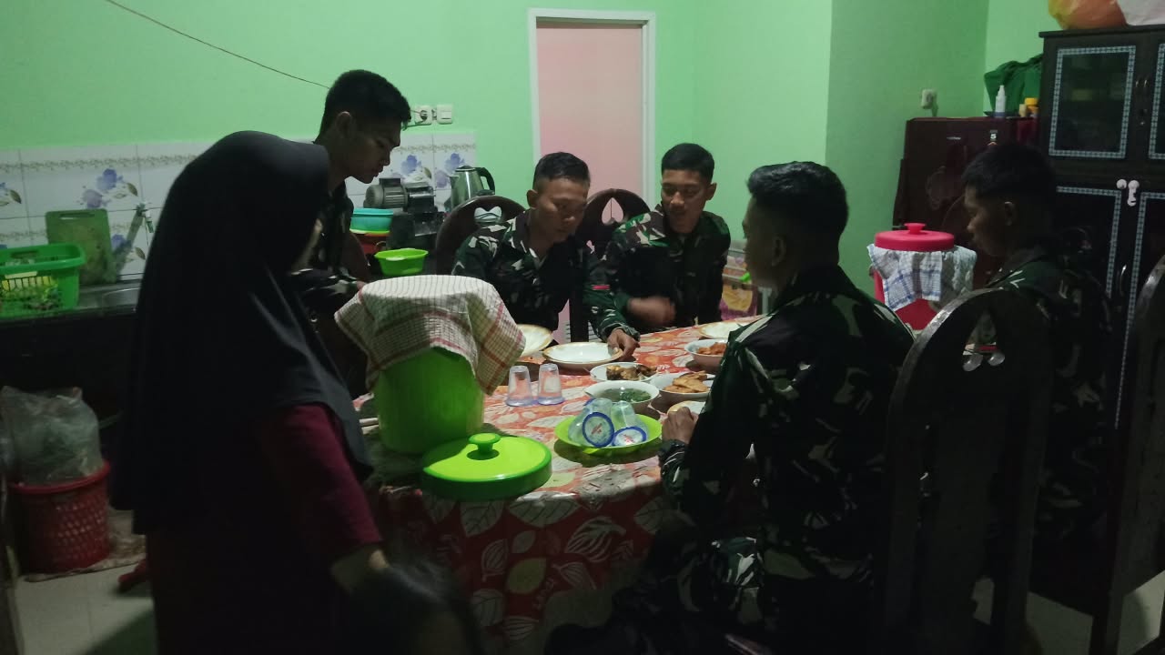 Satgas TMMD ke-130 Kodim 1416/Muna Perkuat Relasi Melalui Aktivitas Sehari-hari Satgas TMMD ke-130 Kodim 1416/Muna Perkuat Relasi Melalui Aktivitas Sehari-hari