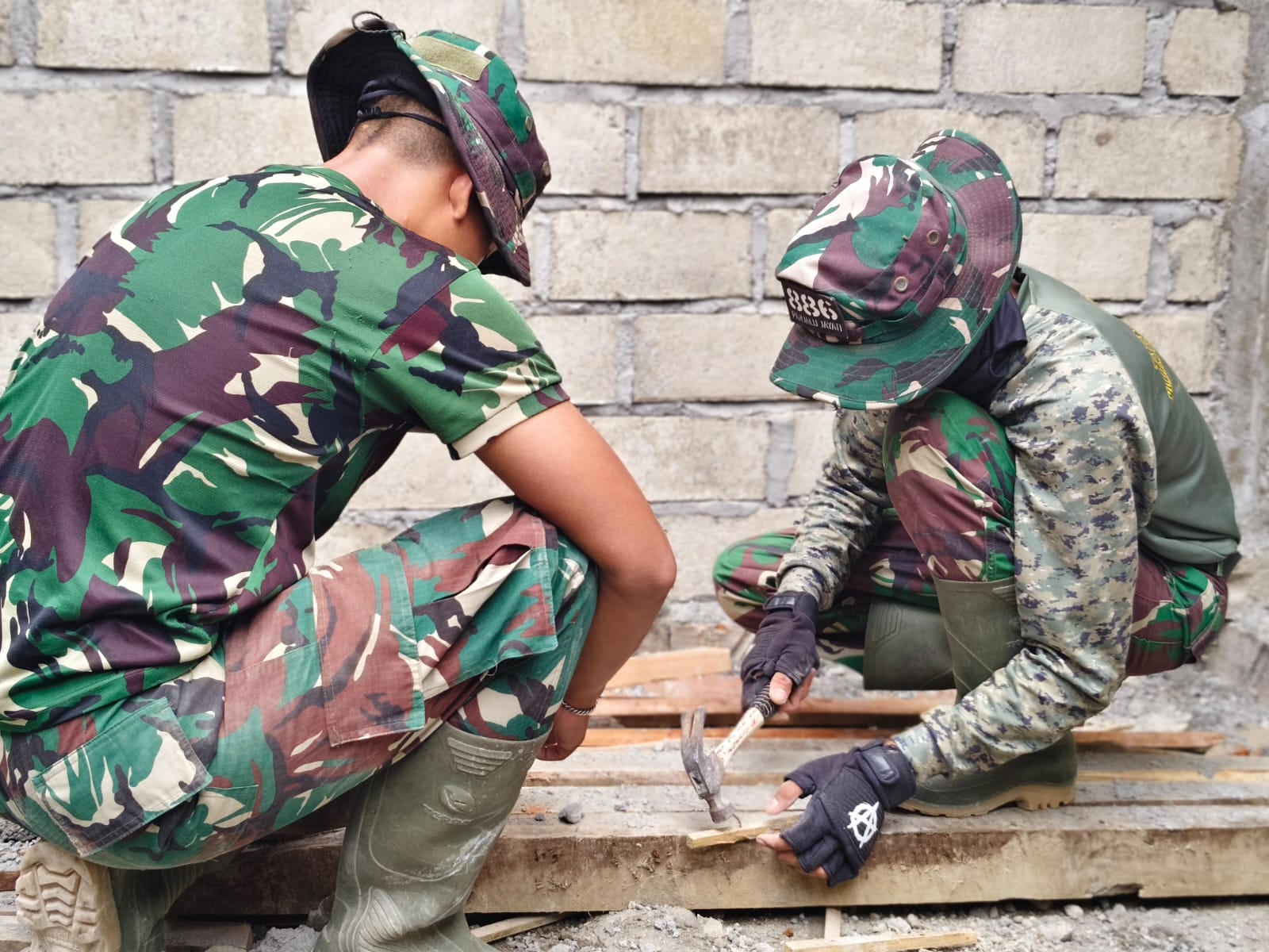 Proses Pembangunan Rumah Agus Suwandi oleh Satgas TMMD: Pengecoran Ring Balok Dimulai
