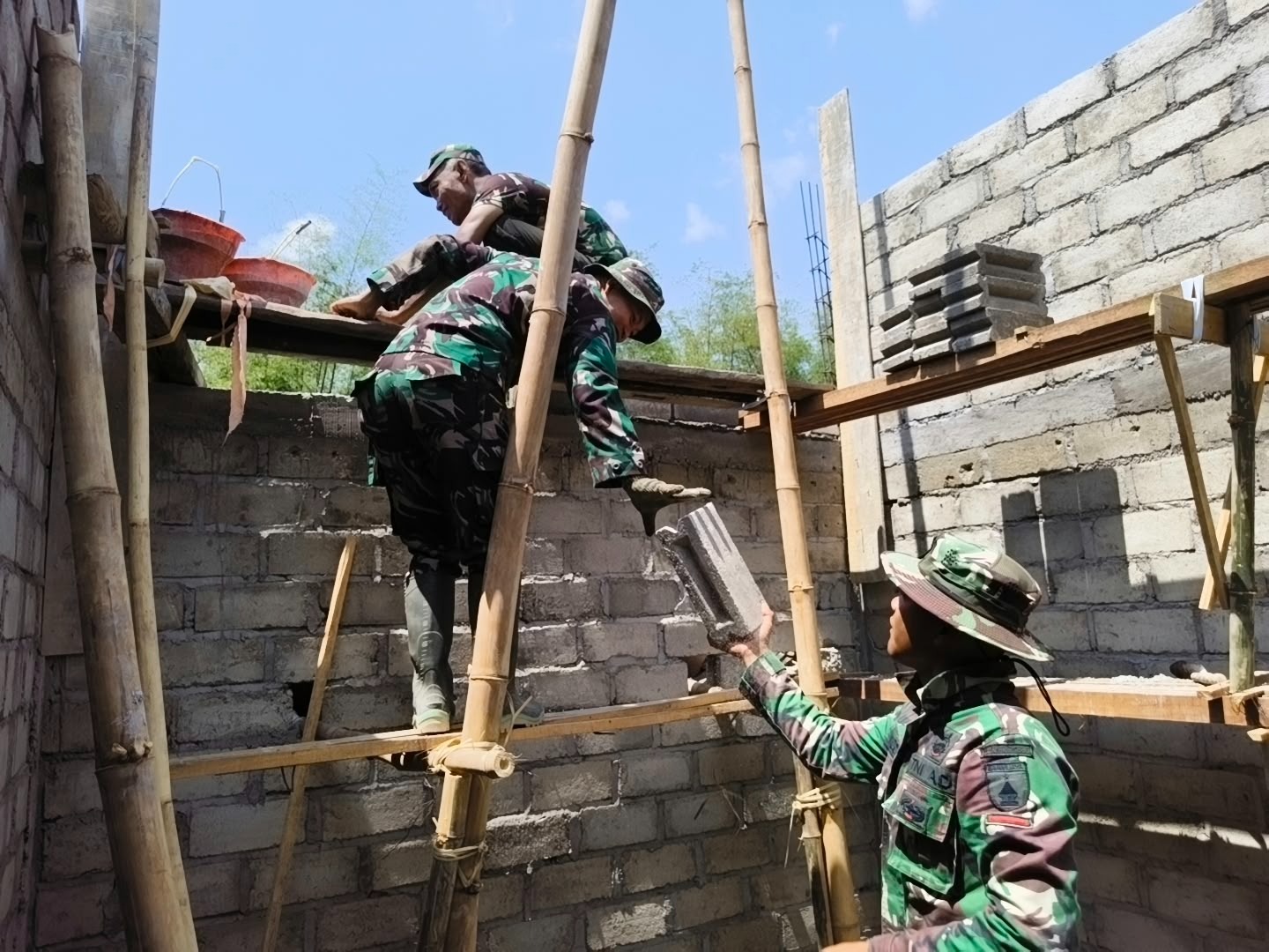 Satgas TMMD Fokus Perbaikan Rumah Bu Muji di Tulungagung