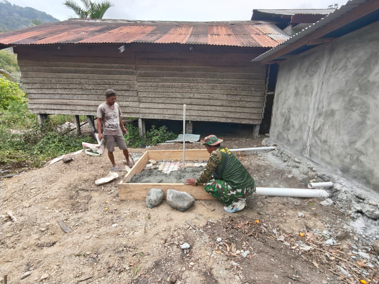 Satgas TMMD Ke-130 Bangun MCK, Wujudkan Lingkungan Bersih Dan Masyarakat Sehat Di Kampung Yamboi