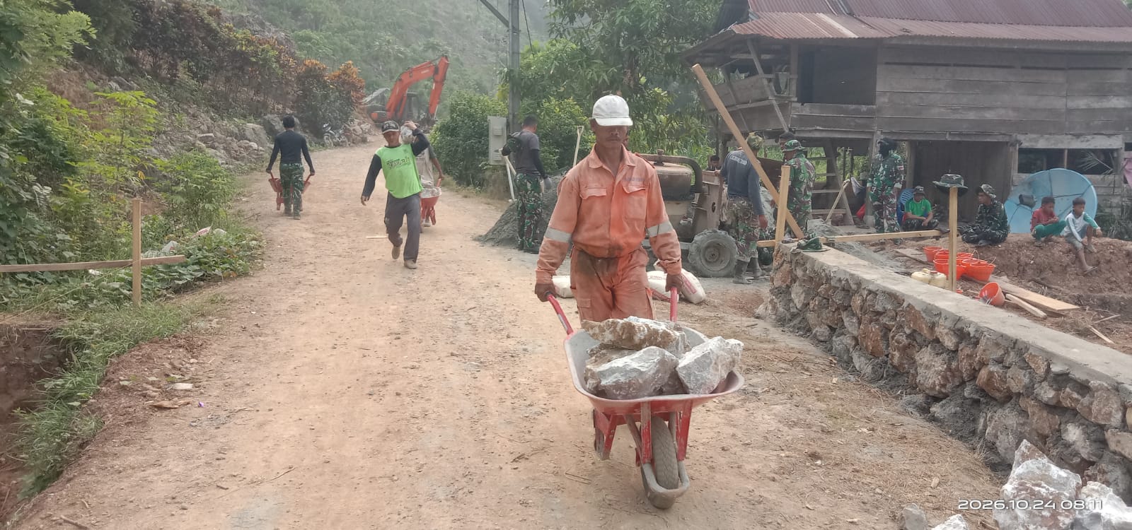 Semangat Gotong Royong TNI dan Warga di TMMD 130 Parumpanai