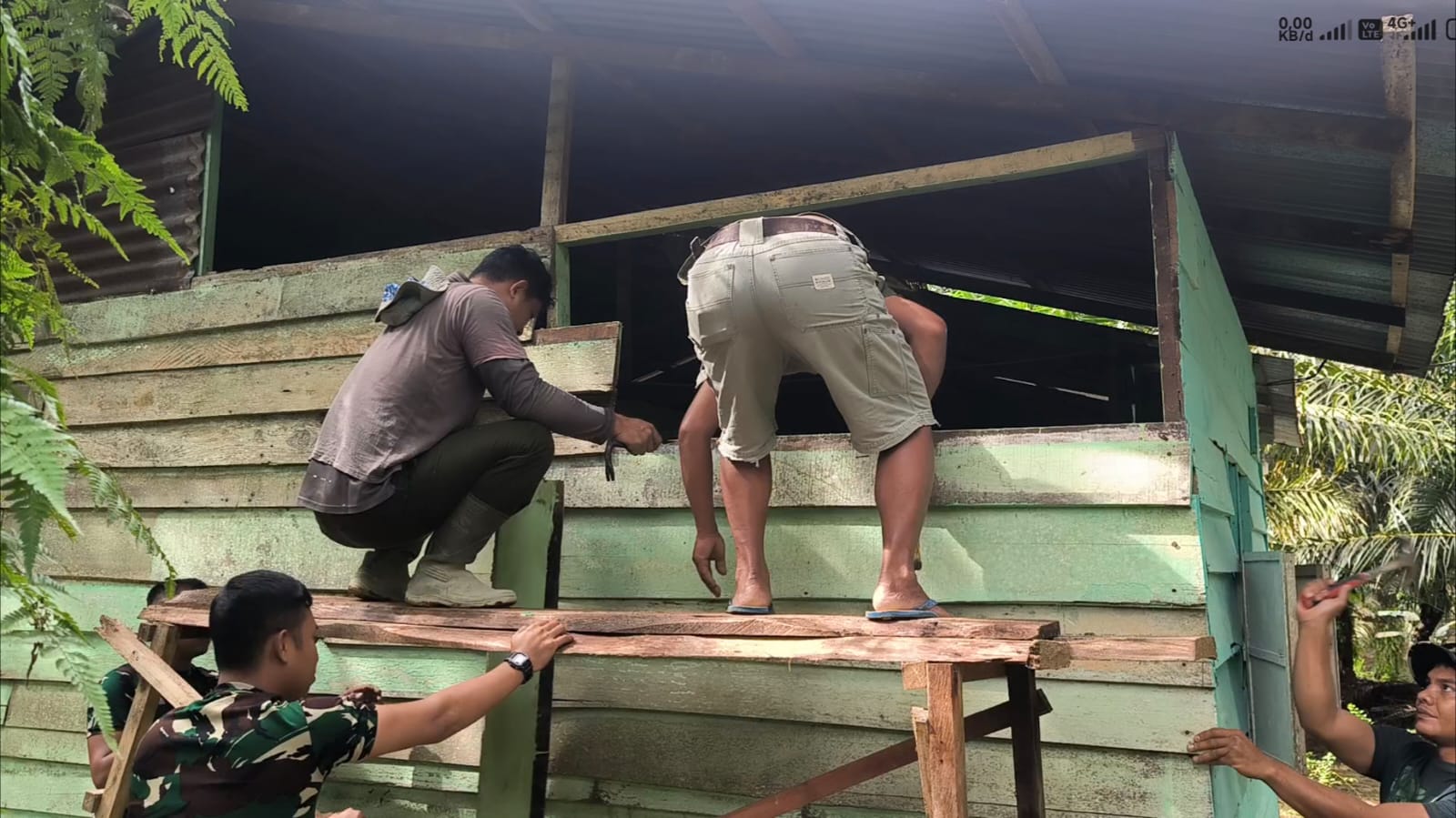 Senyum Edi dan Rosbiyah Iringi Pembongkaran Rumah dalam Program TMMD ke-130