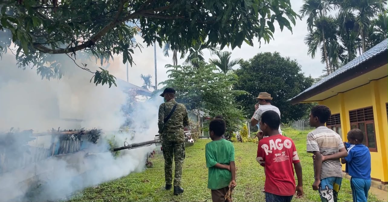 Inisiatif TNI Fogging untuk Sehatkan Lingkungan di Supiori