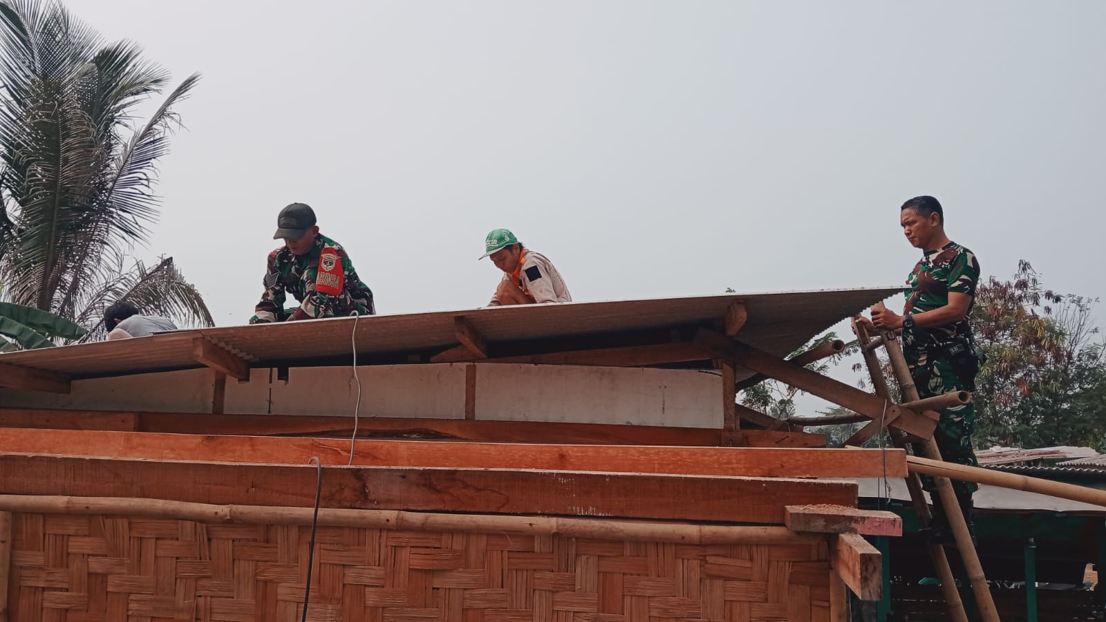 Transformasi Rumah Ibu Sukesti Dimulai: Satgas TMMD Lakukan Pembongkaran RTLH