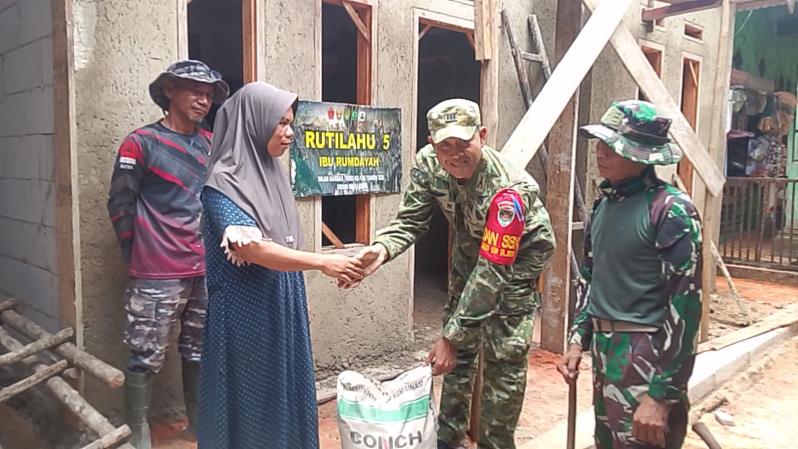 Kodim 0603/Lebak Salurkan 50 Sak Semen untuk Renovasi Rumah Warga Citorek