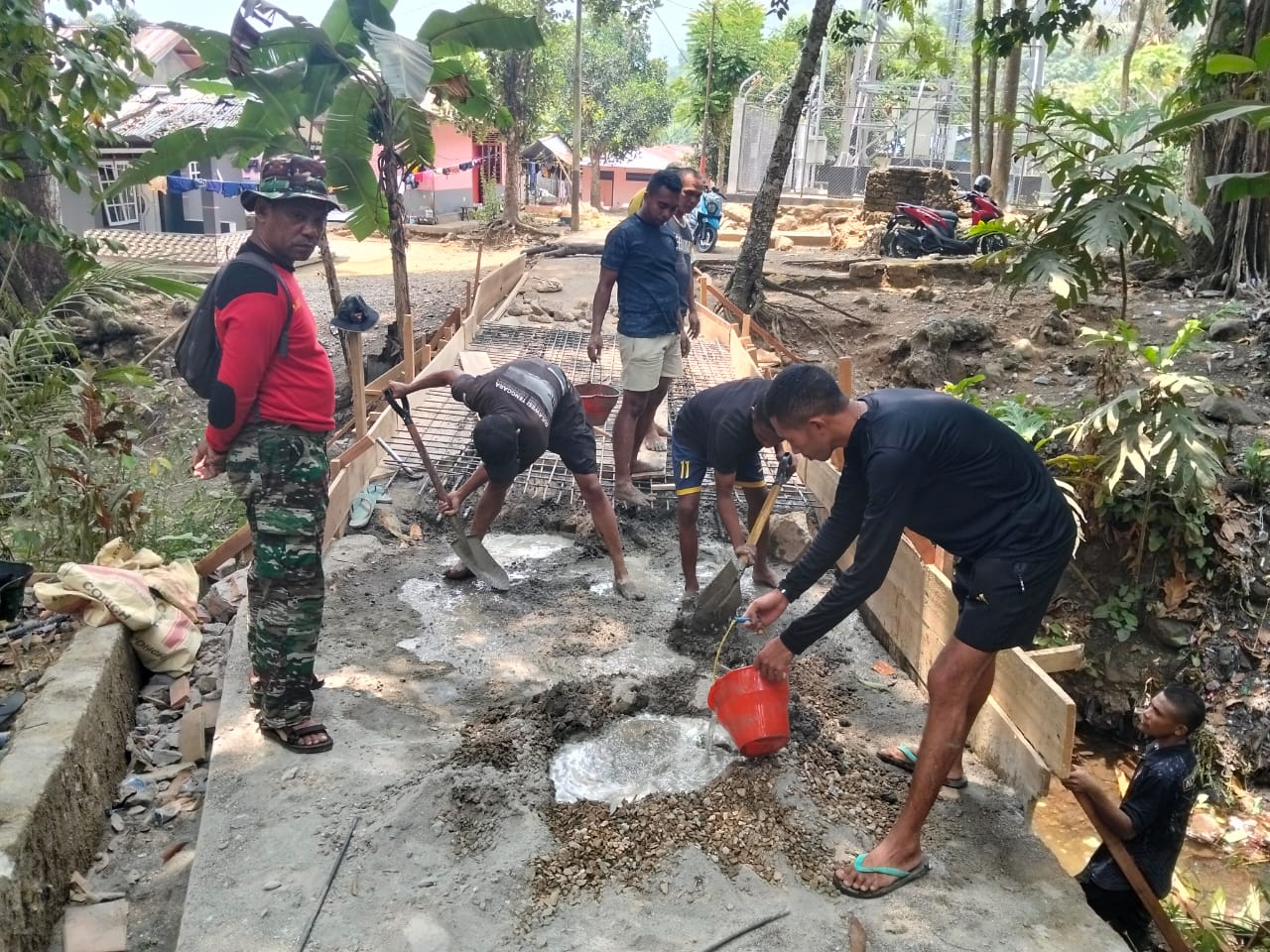 Pembangunan Jalan di Ambon: TNI dan Warga Berkolaborasi