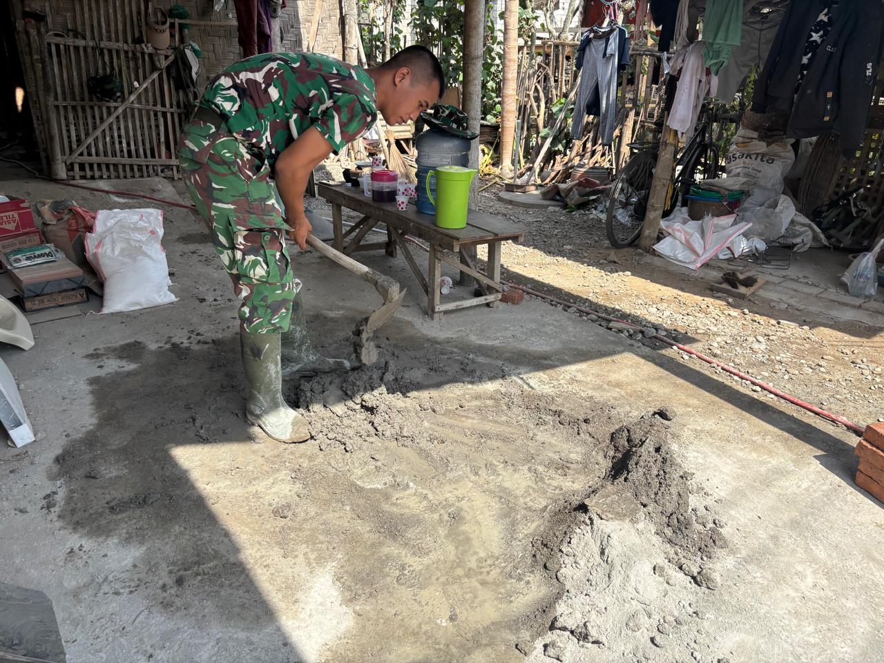 TNI Bersama Warga Pojok Selesaikan Proyek Jamban Pak Sutrisno