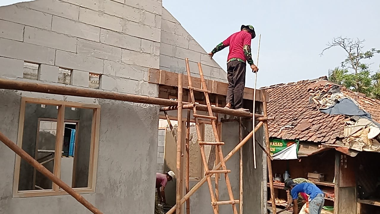 TNI Hadir untuk Masyarakat, Satgas TMMD Ke-130 Renovasi Rumah Ibu Misti di Sumur Bandung