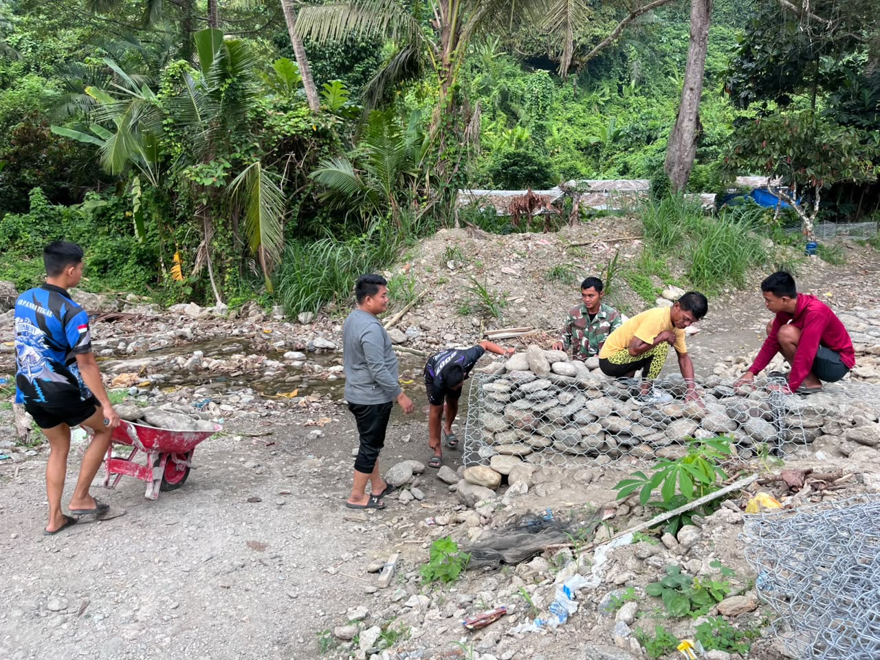 Sabuk Pembangunan Jembatan, Satgas TMMD Gunakan Bronjong untuk Mitigasi Banjir