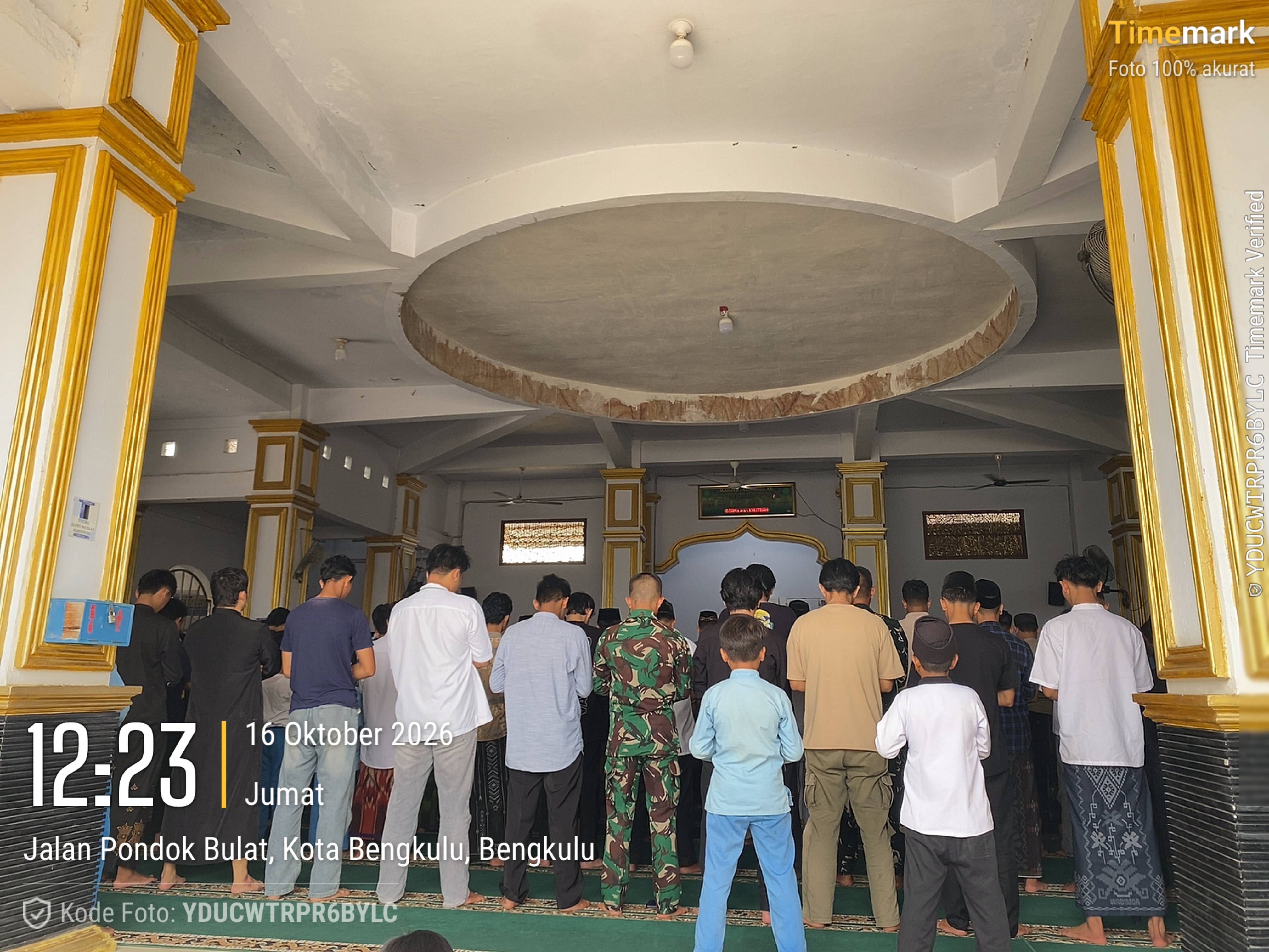 Dari Lokasi Pembangunan ke Masjid, Satgas TMMD ke-130 Perkuat Silaturahmi dengan Warga Kandang Limun
