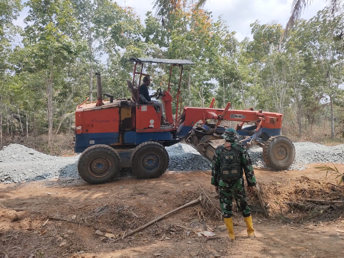 Penggunaan Grader oleh Satgas TMMD untuk Pengerasan Jalan di Karang Rejo