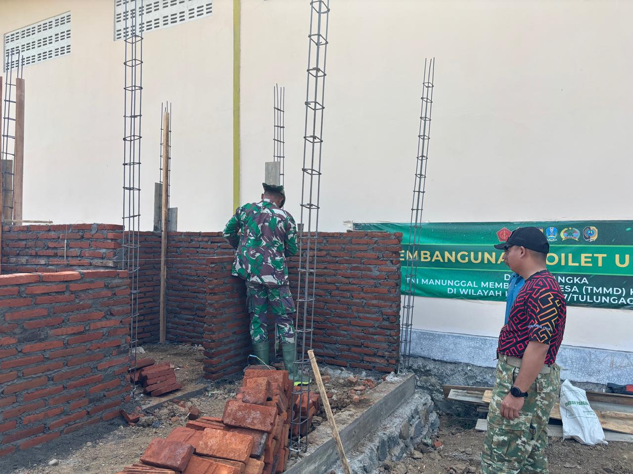 Proyek MCK Umum TMMD ke-130 Di Tulungagung Terus Berlanjut dengan Peninggian Dinding