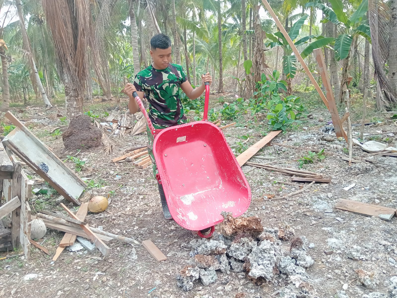 Persiapan Dimatangkan, Satgas TMMD ke-130 Siapkan Besi Ring Balok dan Bouwplank di Desa Kacepi