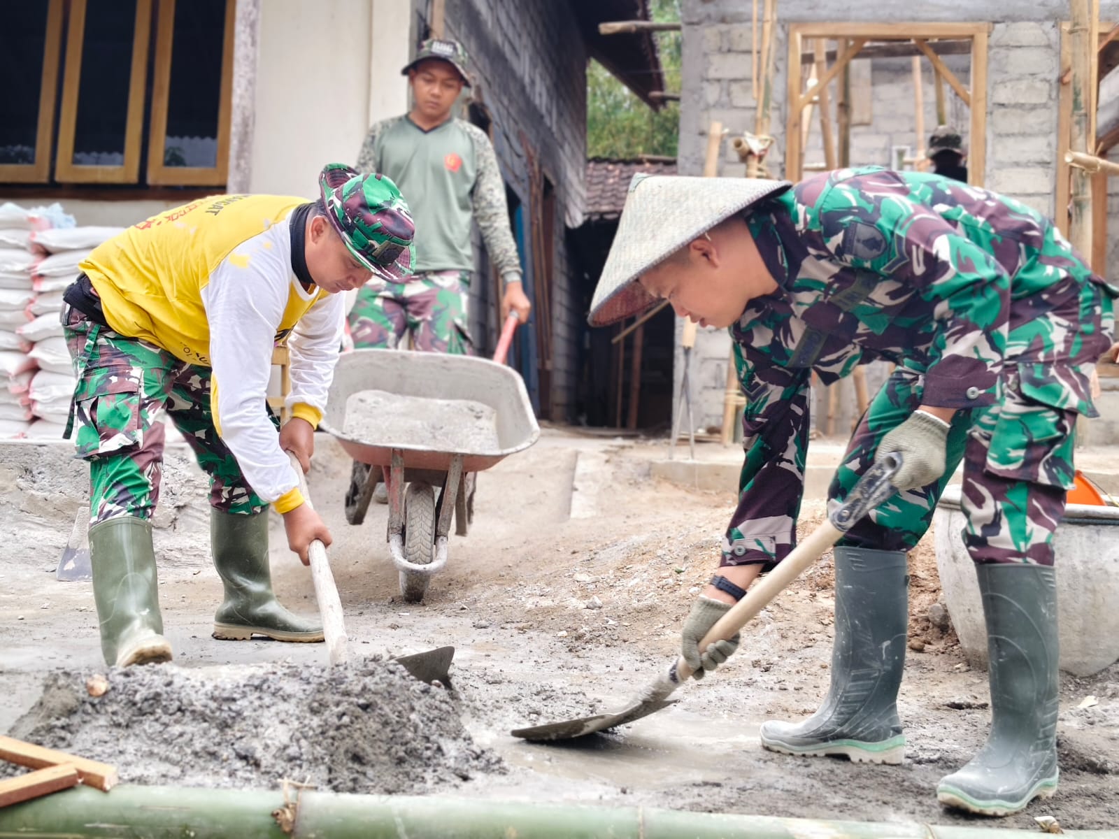 Satgas TMMD ke-130 Percantik RTLH Bu Muji, Pengecatan Genteng dan Plesteran Depan Berlanjut
