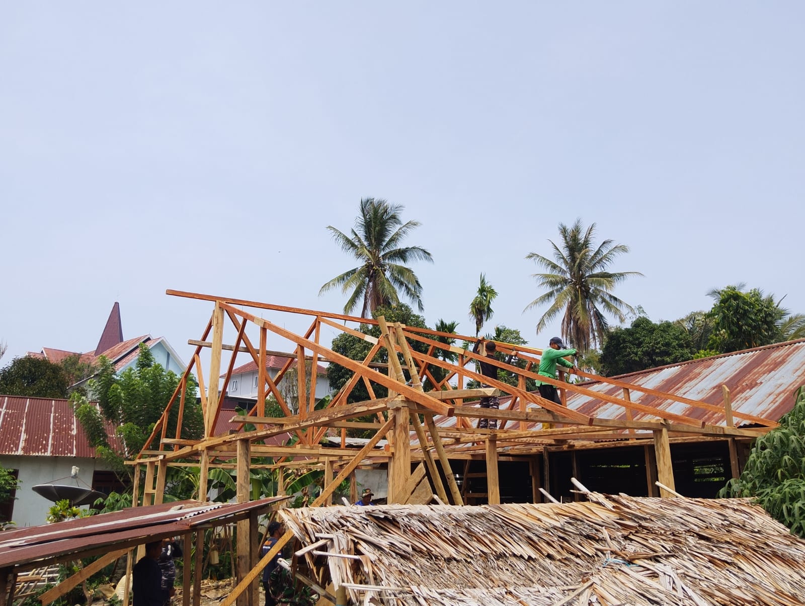 Pengerjaan Rangka Atap RTLH di Poso oleh Satgas TMMD ke-130