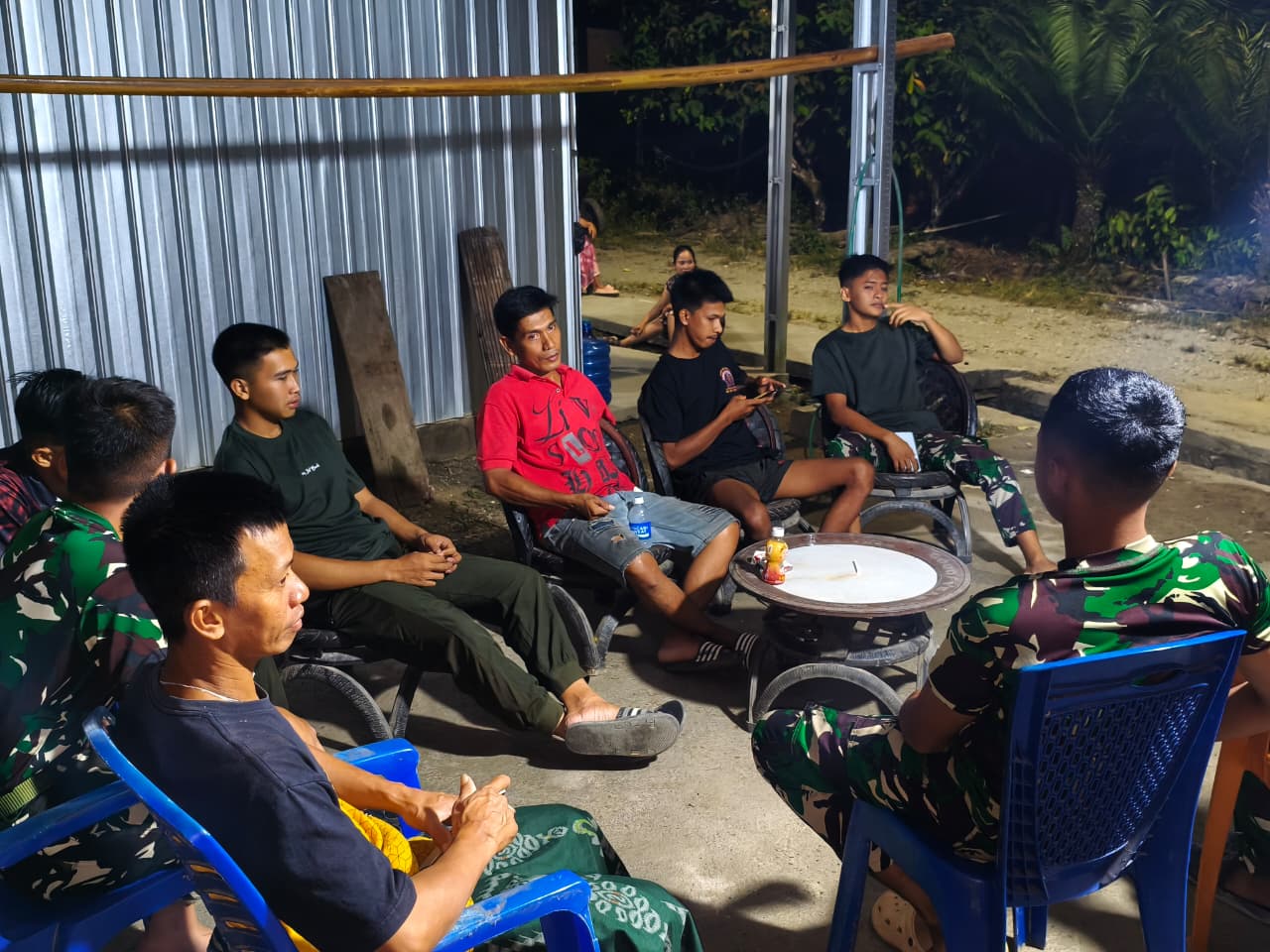 Suasana Akrab di Malam Hari, Prajurit TMMD 130 Kembali Energik