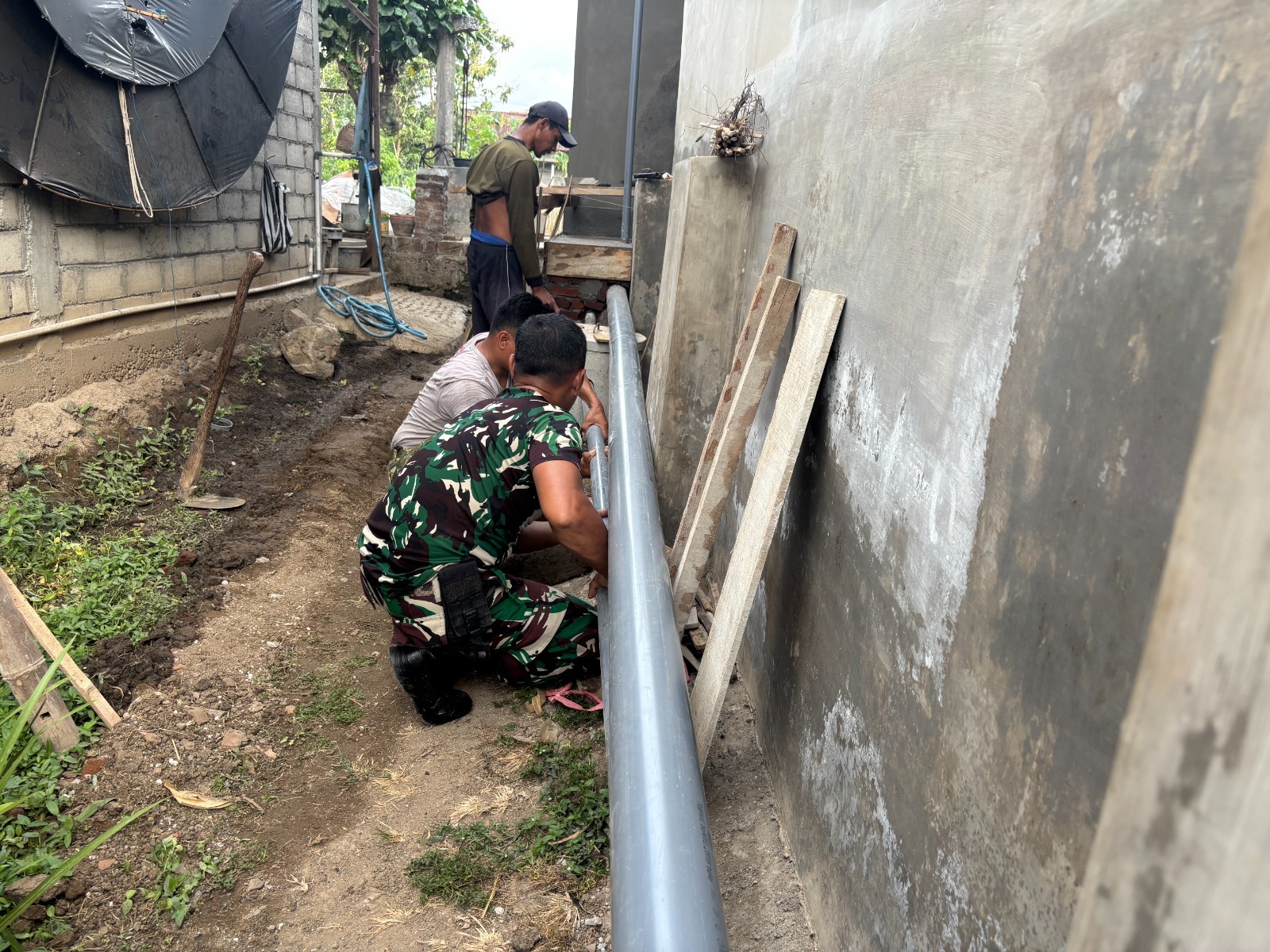 TNI Manunggal Membangun Desa TMMD ke-130 Selesaikan Jamban Bu Painah