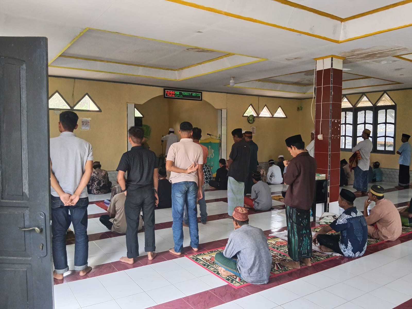 Persatuan TNI dan Masyarakat Cendana dalam Momen Ibadah Sholat Jumat