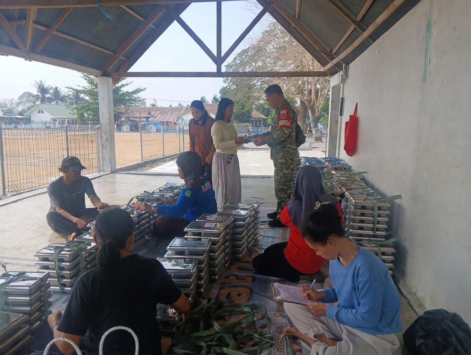 Babinsa Kodim 1420/Sidrap Saksikan Program Gizi Gratis untuk Masyarakat
