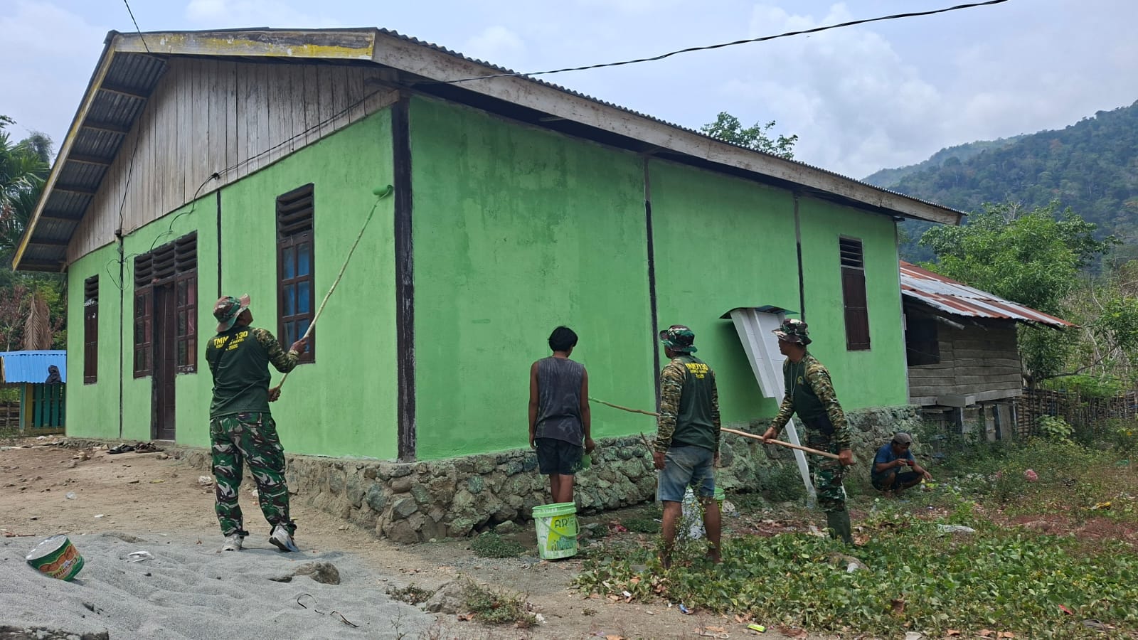 Kampung yamboi dihijaukan oleh tim satgas TMMD ke-130 Kodim 1808/Mansel, hadirkan suasana asri dan nyaman