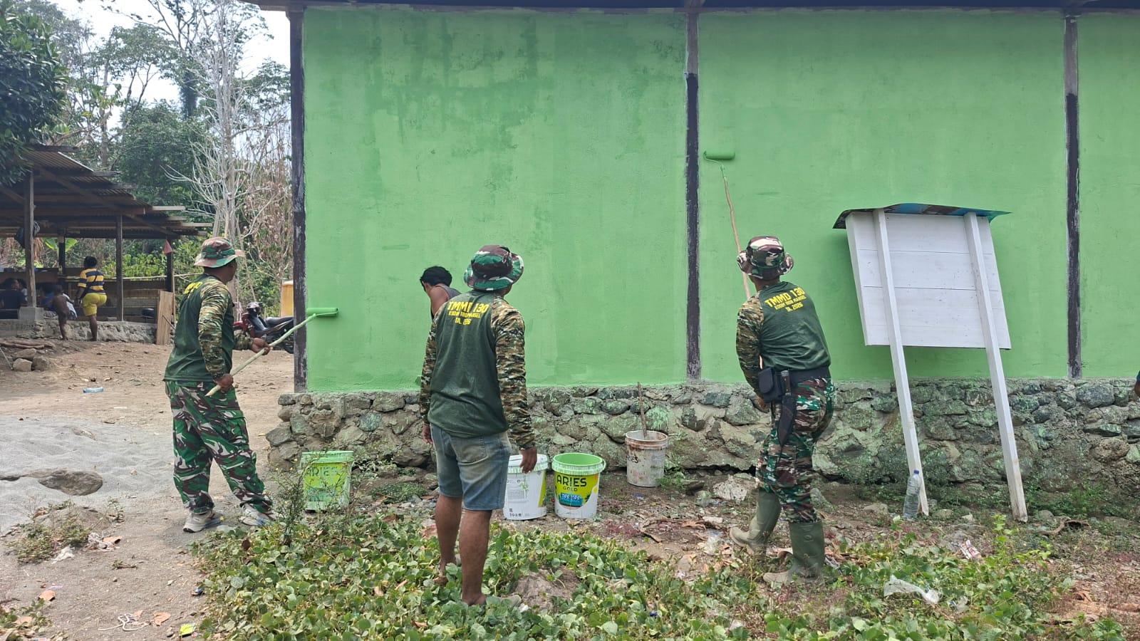 TMMD ke-130: Upaya Perbaikan Rumah di Kampung Yamboi Berlanjut