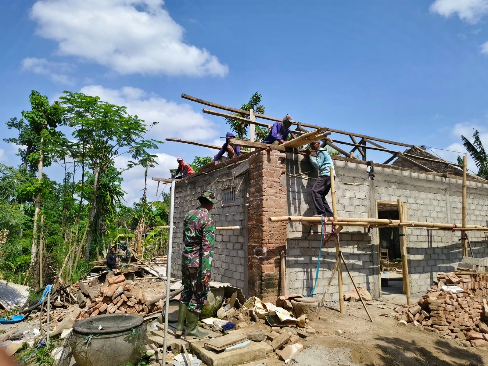 Penggantian Kuda-Kuda Atap: Langkah Rehabilitasi Rumah Ibu Wiji