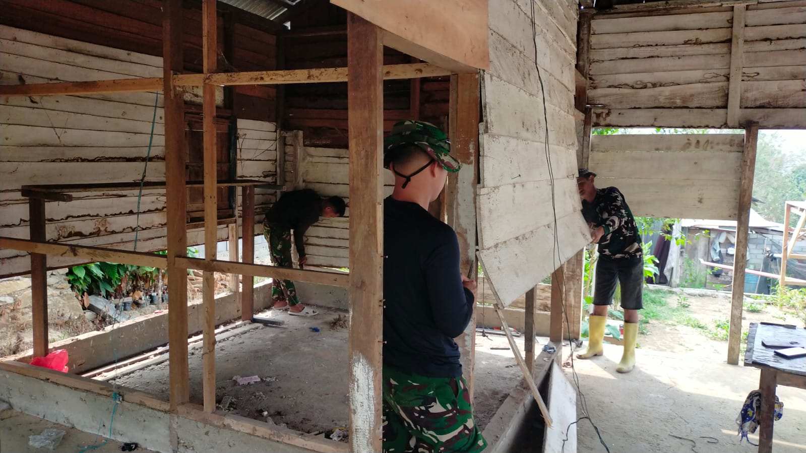 Satgas TMMD Poso Awali Revitalisasi Rumah dengan Pembongkaran Milik Bapak Jenifer