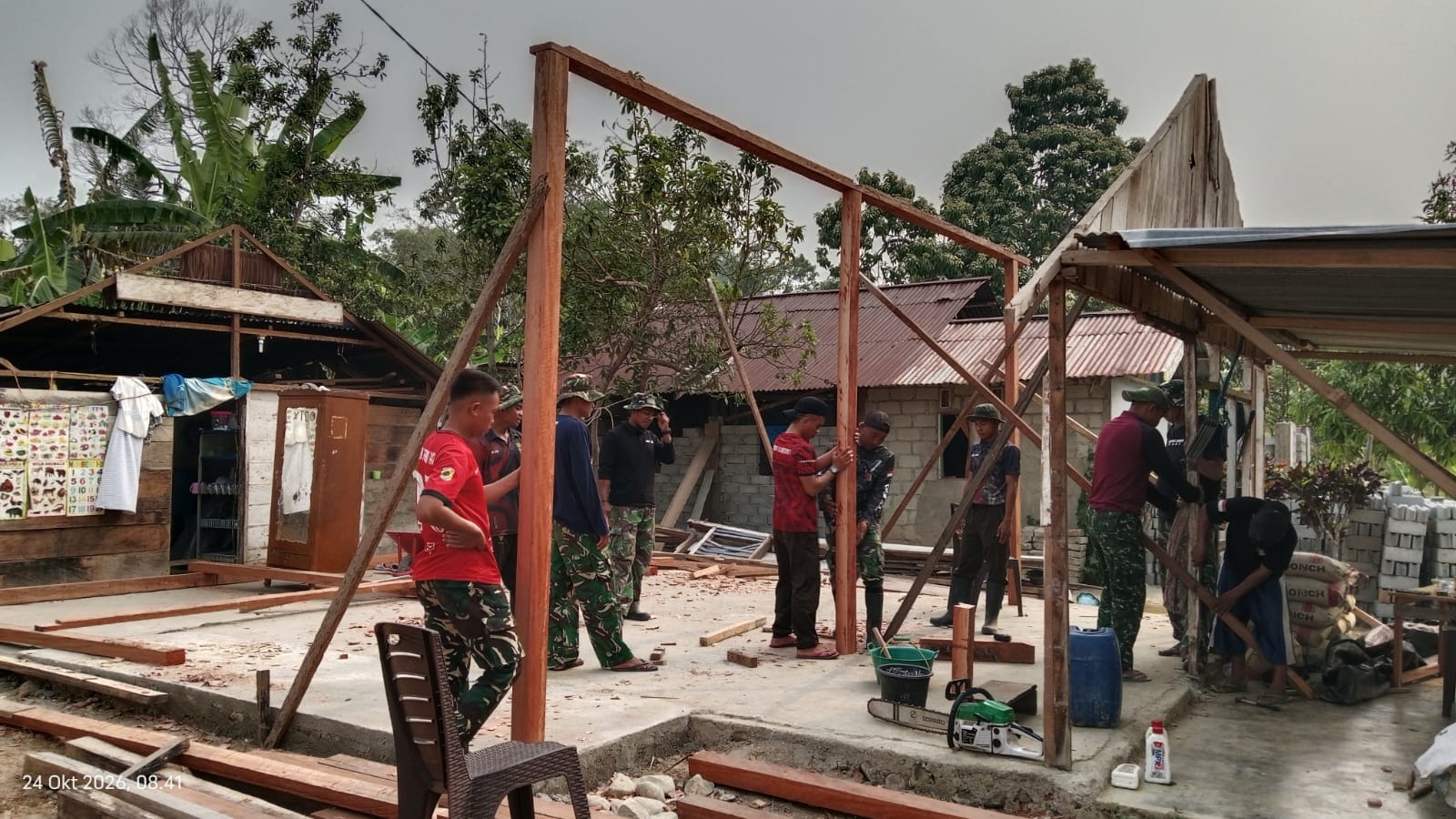 Satgas TMMD ke-130 Kodim 1307/Poso Bantu Pembangunan RTLH di Poso