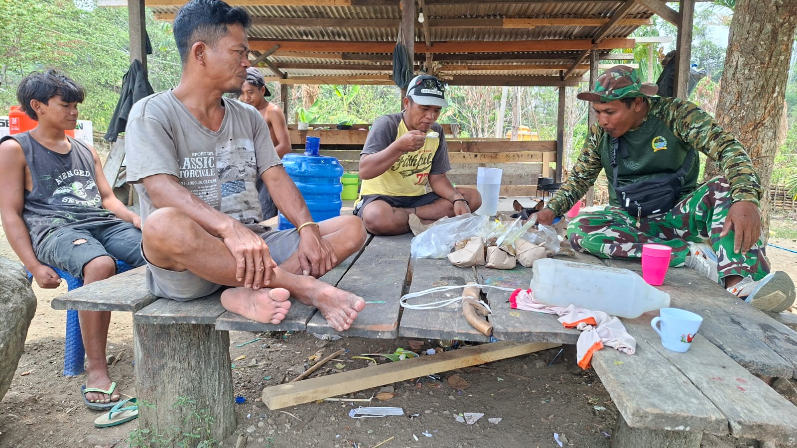 Pererat Hubungan, Satgas TMMD dan Masyarakat Yamboi Nikmati Santap Siang Bersama