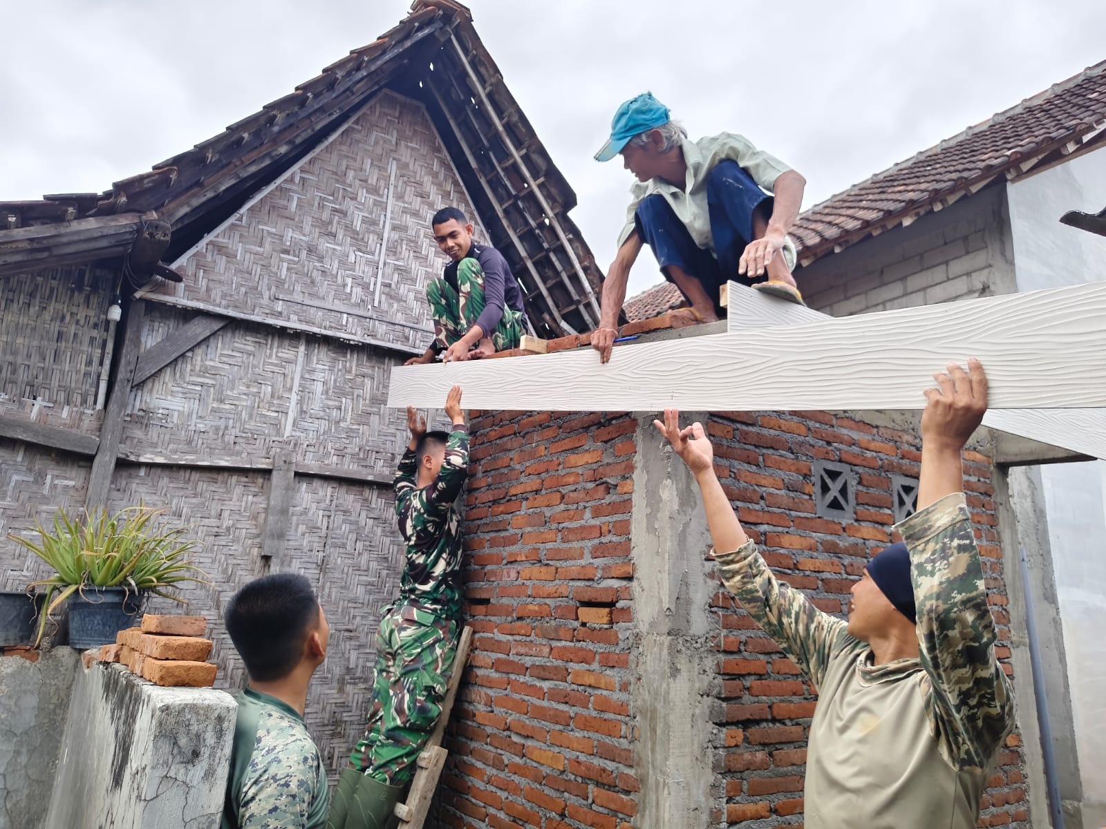 Pemasangan Lisplang Jamban Milik Bu Painah oleh Satgas TMMD