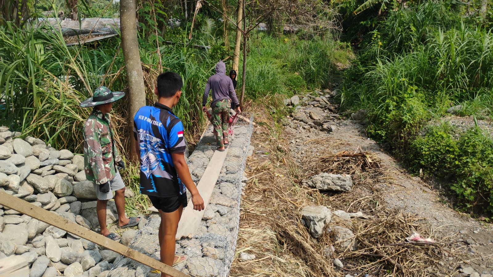 Pemasangan Bronjong Berlapis oleh Satgas TMMD untuk Stabilitas Lingkungan Sungai