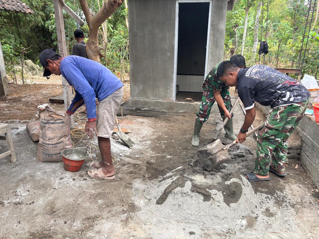 Pengerjaan Keramik Kamar Mandi oleh Satgas TMMD di Tulungagung