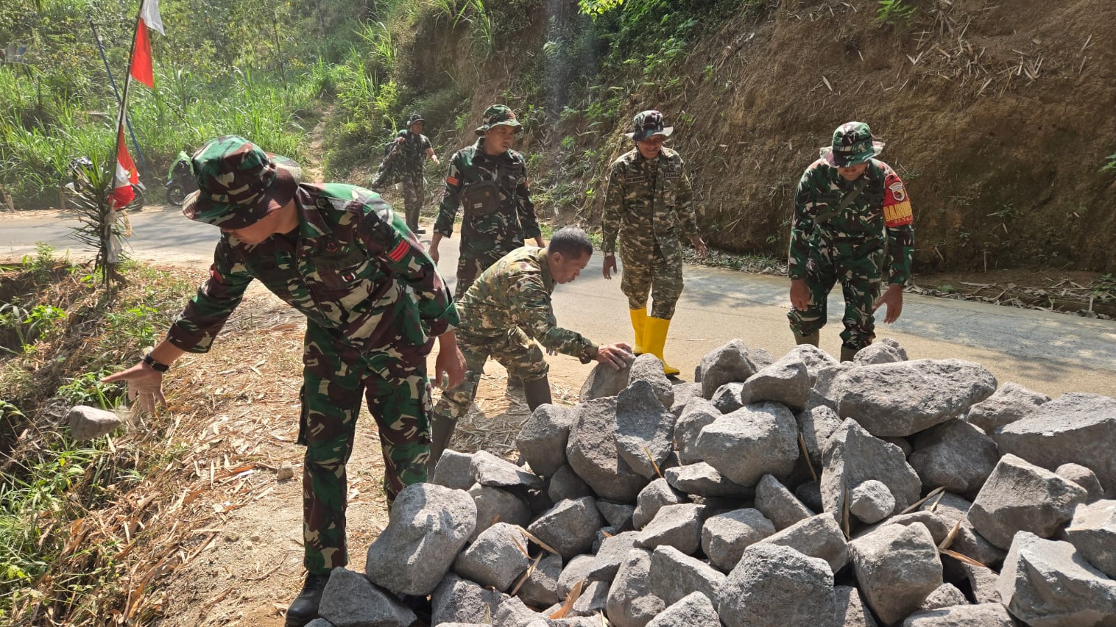 Pembangunan Dinding Penahan Tanah di Desa Taji Dapat Dukungan Dari Satgas TMMD